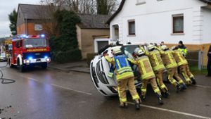Unfall in Freiberg: Opel prallt gegen Betonmauer