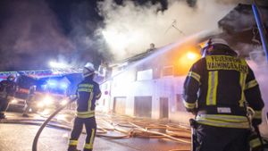 Einsatzkräfte der Feuerwehr löschen das Feuer in einem Dreifamilienhaus in Vaihingen.⇥ Foto: Simon Adomat/VMD-Images/dpa