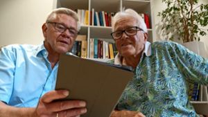Johannes Kupka (links) hat Jan Ostrcil geholfen, sich in der digitalen Welt besser zurecht zu finden. Foto: Jürgen Bach