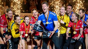 Bietigheims Trainer Markus Gaugisch stemmt umgeben von seinen Spielerinnen den DHB-Pokal hoch. In zwei Jahren war es der zweite Pokalgewinn für den 48-Jährigen. Foto: Marco Wolf
