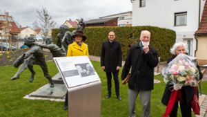 Auf dem neuen  Karl-Henning-Seemann-Platz in Löchgau: (von links) Staatssekretärin Friedelinde Gurr-Hirsch, Bürgermeister Robert Feil, Professor Karl-Henning Seemann und seine Frau Adelheid. ⇥