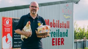 Matthias Kurz hat Produkte kreiert, die Fleisch von den Brüderhähnen beinhalten und bei den Kunden gut ankommen.⇥ Foto: Geflügelhof Kurz