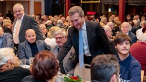 Beim sehr gut besuchten Neujahrsempfang des Kreisverbands der CDU in der Stadthalle Markgröningen war Günther Oettinger ein begehrter Gesprächspartner.⇥