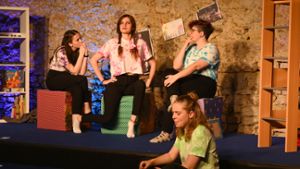 Vier Schauspielerinnen spielen die Johanna im gleichnamigen neuen Stück der Studiobühne Besigheim im Steinhauskeller.⇥ Foto: Werner Kuhnle