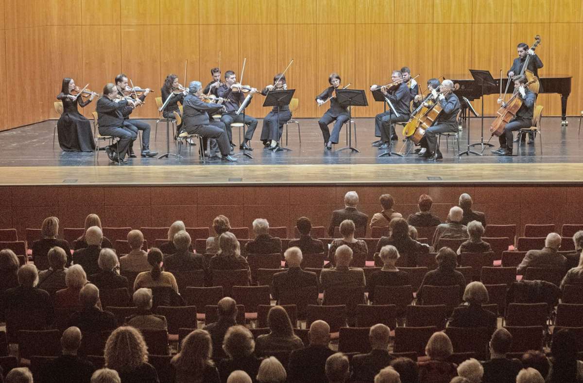 Ungarisches Kammerorchester in Bietigheim: Streicher zeigen Feuer, aber auch Fingerspitzengefühl