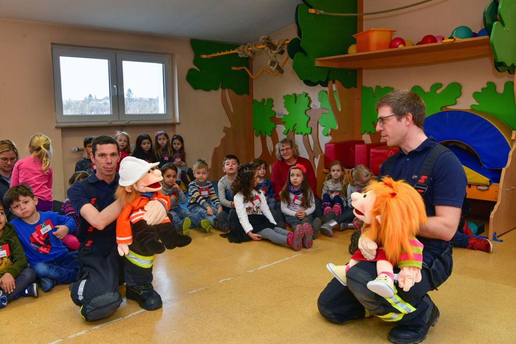 Brandschutzerziehung in Sachsenheimer Kindergärten: Notruf von „Klara“ und „Ricky“