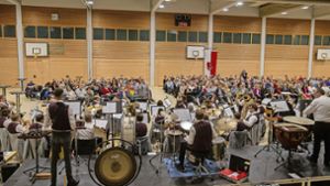 Mehr als 300 Gäste haben sich am Samstag das bunte Programm der musizierenden und singenden Vereine Ingersheim in der Fischerwörthhalle angeschaut und vor allem angehört. Hier ist das Blasorchester Ingersheim bei seinem Auftritt zu sehen. Foto: /Oliver Bürkle