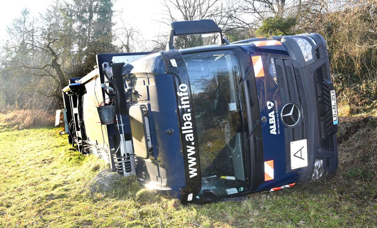 Unfall in Sachsenheim: Müllauto wird am Freitag geborgen