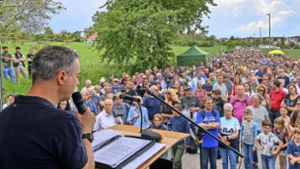 Mehr als 4000 Teilnehmer kamen am Sonntag zur Demonstration gegen die vom Land geplante LEA in Tamm. Andreas Weiser von der Bürgerinitiative sprach zu den Teilnehmern. Foto: /Martin Kalb