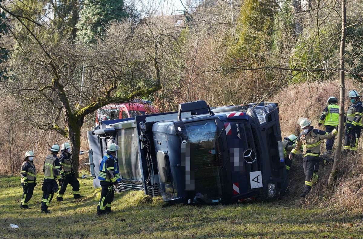 Unfall in Sachsenheim: 45 Tonnen schwere Bagger sollen umgekipptes Müllauto bergen