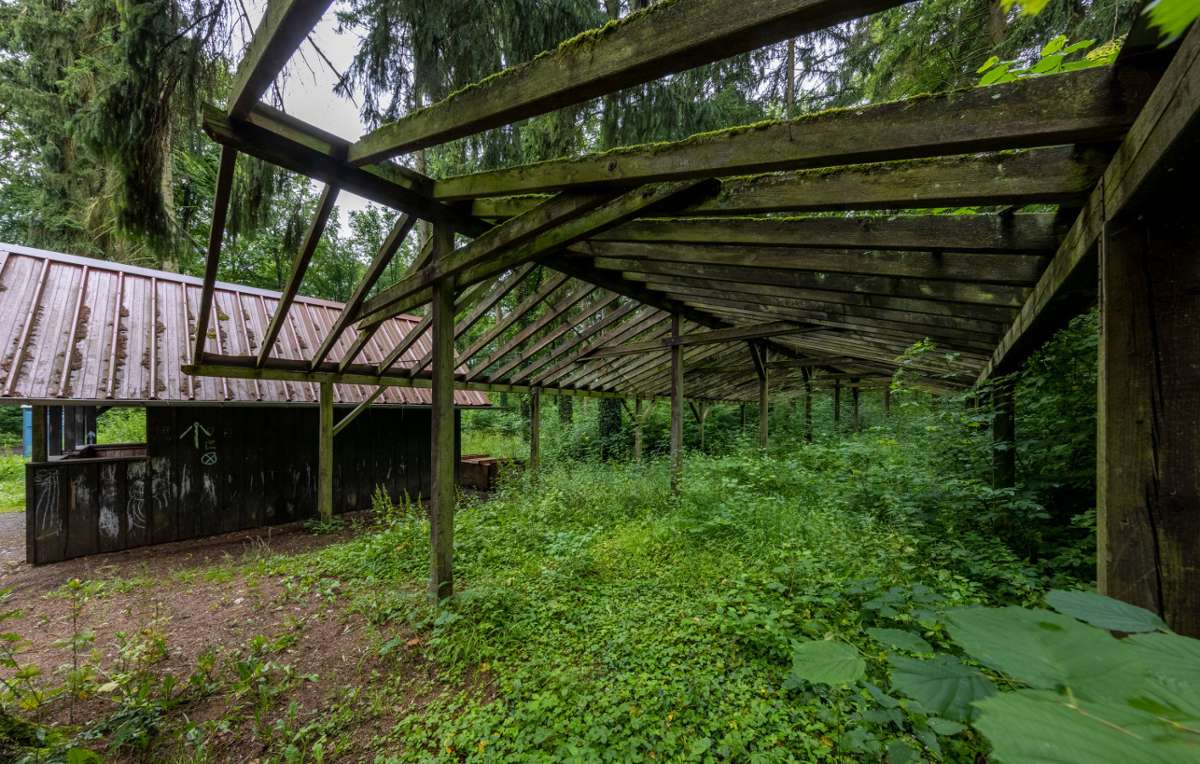 Waldspielplatz in Kleinsachsenheim: Ein Dach für die Spielplatz-Hütte
