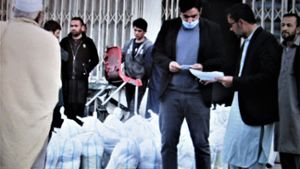 Der HNO-Arzt Dr. Deniz Qurban (Dritter von rechts) bei der Verteilung von Hilfsgütern in Kabul. Foto: ⇥Fotos: D. Qurban