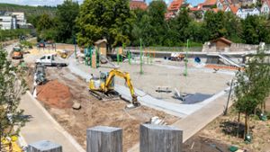 Bauarbeiter sind damit beschäftigt, die Spielgeräte und Wege im Enzpark von Besigheim fertigzustellen. Eine Eröffnung Mitte bis Ende August ist jetzt im Gespräch.⇥ Foto: Helmut Pangerl