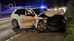 Der Audi krachte in der Kammgarnspinnerei gegen eine Steinmauer und wurde schwer beschädigt, der Fahrer schwer verletzt.⇥ Foto: 7aktuell.de | Hessenauer