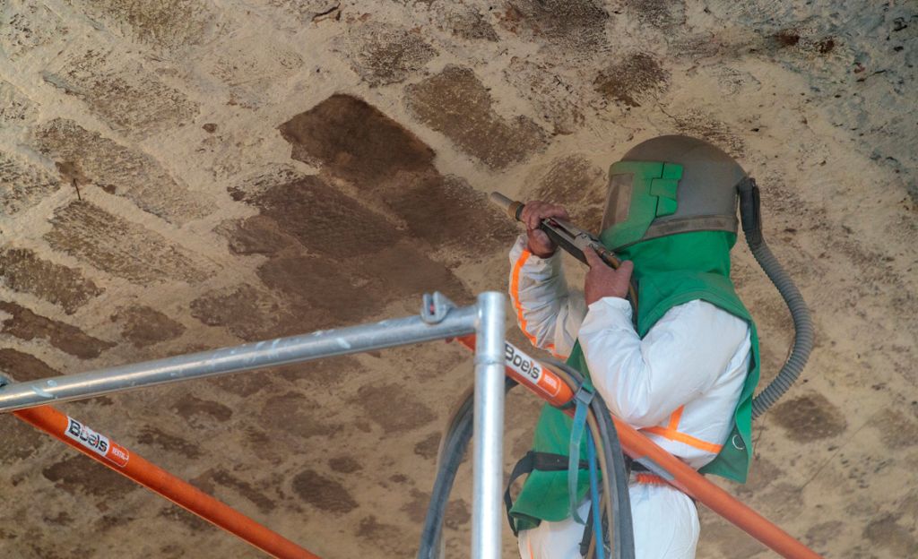 Sandsteingewölbe im Bönnigheimer Burgplatzkeller wird gereinigt: Dreck von Jahrzehnten kommt weg