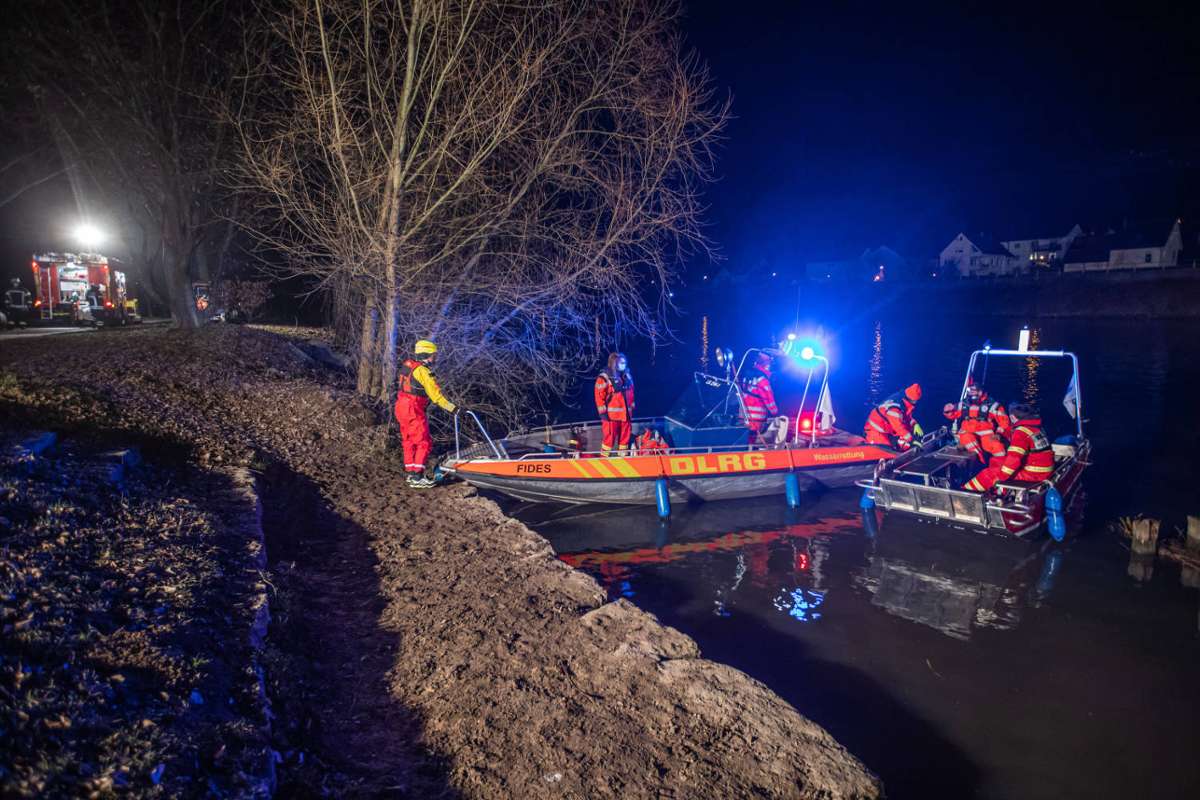 Nächtliche Suche im Neckar bei Alt-Hoheneck: Rettungskräfte bergen vermisste Frau