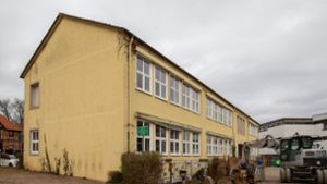 Im ersten Quartal  soll der Mittelbau der Friedrich-Schelling-Schule aus den 1950er-Jahren abgerissen werden. Foto: /Oliver Bürkle