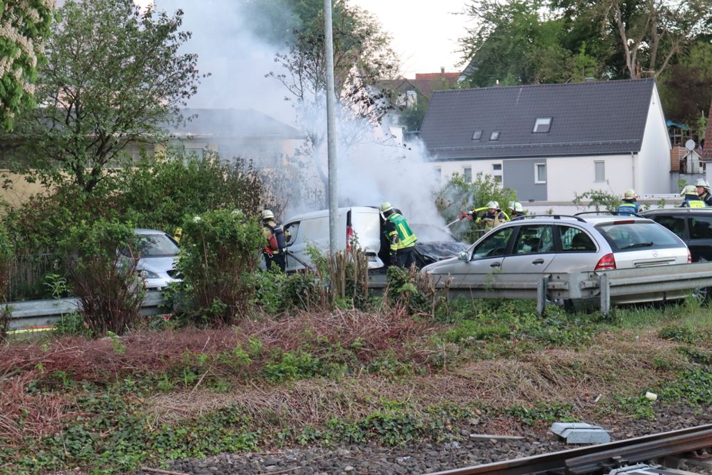 Feuer: Zwei Fahrzeuge brennen auf Parkplatz