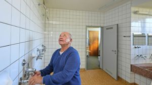 Nix für „Warmduscher“. Die Duschen beim TSV Kleinsachsenheim bleiben kalt. Das Foto zeigt Sportwart Peter Rekus in der Mannschaftsdusche. Foto: /Martin Kalb