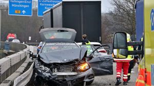 Unfall bei Korntal-Münchingen: Lkw rammt Mercedes auf der A81