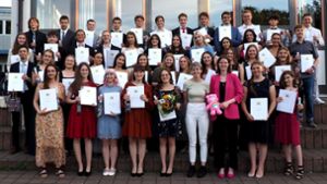 Die Bönnigheimer Abiturienten mit ihrem Abschlusszeugnis. Foto: bz/Christian Efler
