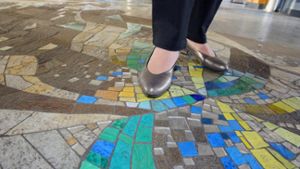 In der Stadthalle Alte Kelter tritt man seine Kunst buchstäblich mit Füßen. Fred Stelzig gestaltete die Bodenmosaike.⇥