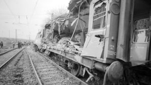Der  Triebwagenzug wurde aus den Schienen geworfen und die Hälfte des Mittelwagens restlos aufgerissen. Viele Züge der Hauptfahrstrecke Stuttgart-Karlsruhe mussten über die Neckartal-Strecke umgeleitet werden. Foto: /BZ-Archiv/ad
