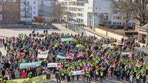 Über 1000 Beschäftigte aus dem öffentlichen Dienst im Landkreis Ludwigsburg versammelten sich am Donnerstagvormittag auf dem Rathausplatz in der Barockstadt, um für mehr Lohn einzutreten. Foto: /Oliver Bürkle