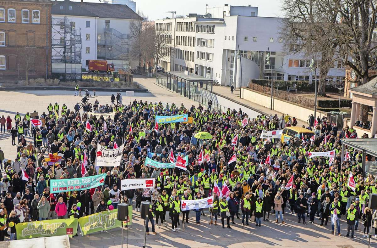 Warnstreik auf dem Rathausplatz in Ludwigsburg: Über 1000 Menschen streiken