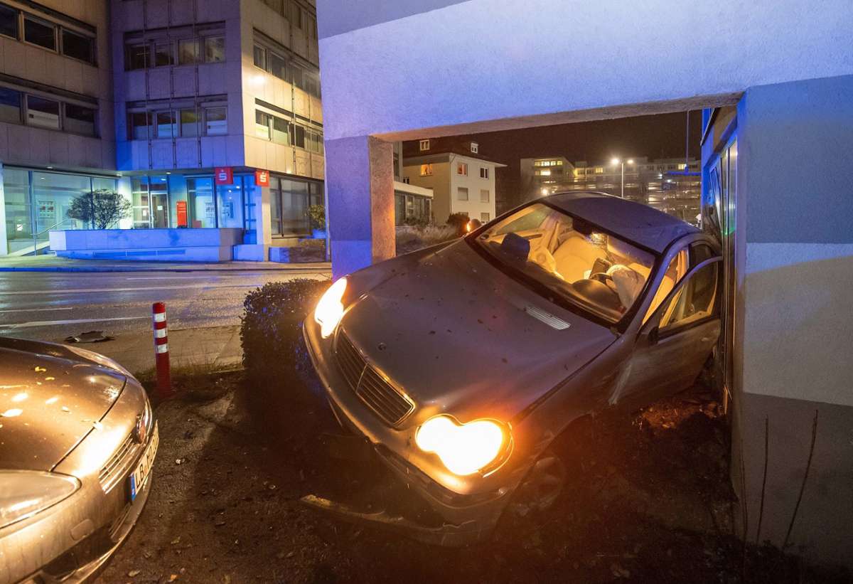 Zu schnell in Bietigheim unterwegs: 20-jähriger Daimlerfahrer schanzt in Wohnhaus