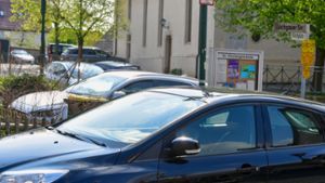 Rund um die evangelische Kirche in Kleinsachsenheim herrscht Parkplatznot. Teilweise wird auf Gehwegen geparkt. Doch das kann für Autofahrer teuer werden.⇥ Foto: Martin Kalb