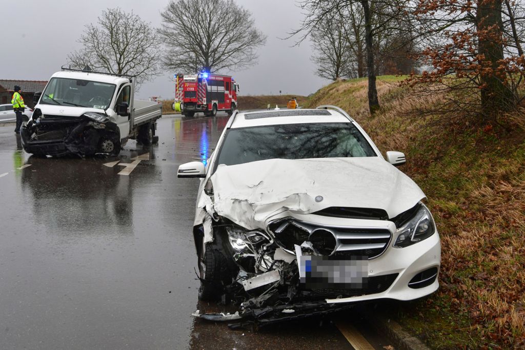 Unfall bei Sachsenheim: Zwei Leichtverletzte und 11 000 Euro Schaden