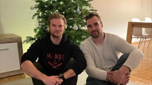 Die beiden Finnen Sami Aittokallio (links) und Markus Kojo haben es sich vor dem geschmückten Weihnachtsbaum des Torhüters bequem gemacht.⇥ Foto: Privat