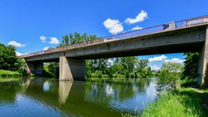 Die Neckarbrücke zwischen Pleidelsheim und Ingersheim wird ab Montag saniert. Nach Angaben des Regierungspräsidiums dauern die Bauarbeiten voraussichtlich bis Ende September.⇥ Foto: Martin Kalb