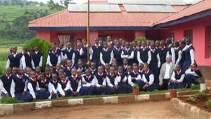 Rolf Schnee, Vorsitzender des Vereins „Kusaidia Afrika“ war in Tansania und hat sich dort unter anderem mit den Mädchen der Sekundarschule in Madunga getroffen und sich über deren Schulbildung informiert.