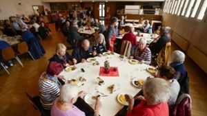 Beim Mittagstisch haben sich feste Zirkel etabliert. Bekanntschaften werden beim Essen gepflegt. Foto: Simon / Granville