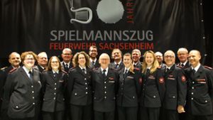 50 Jahre Spielmannszug der Freiwilligen Feuerwehr Sachsenheim. Das Foto zeigt den Spielmannszug im Jubiläumsjahr. Gerhard Walter (Mitte) ist von Anfang an dabei.⇥
