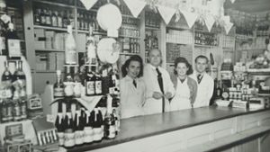 Karl Eistetter (2. von rechts) mit seiner Belegschaft in seinem Gemischtwarengeschäft in der Hauptstraße 37. Entstanden ist das Foto vermutlich in den 60er-Jahren.⇥ Foto: Geschichtsverein Besigheim