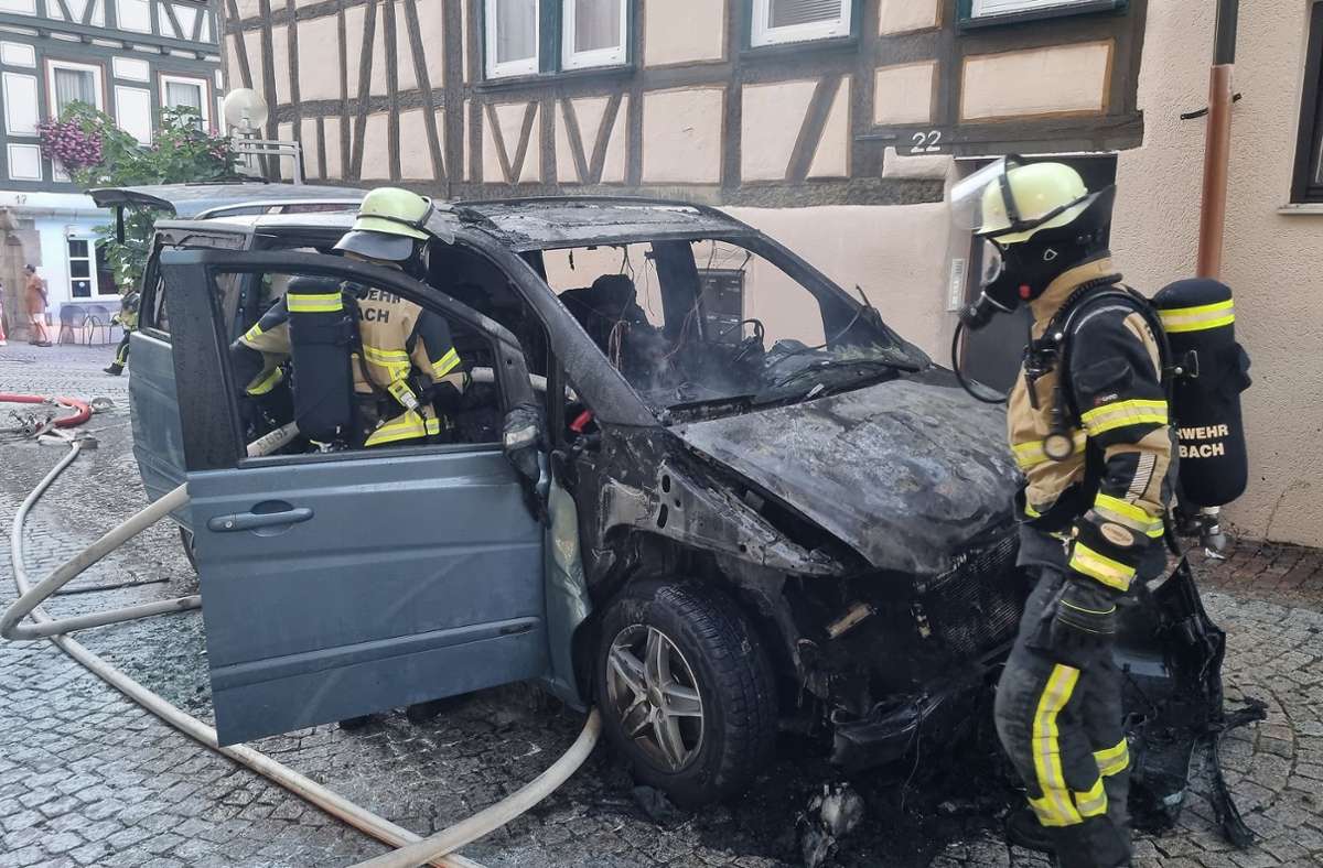 Feuer in Marbacher Altstadt: Kleintransporter brennt  neben den Fachwerkbauten