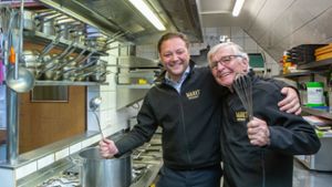 Vater Dieter und Sohn Frank Land kochen gemeinsam in der Marktwirtschaft in Besigheim.⇥ Foto: Oliver Bürkle