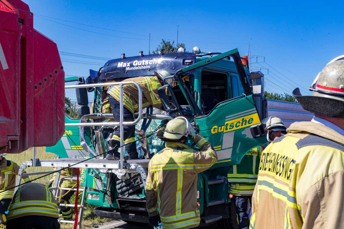 Crash bei Bietigheim-Bissingen: Lastwagenfahrer bei Unfall schwer verletzt im Führerhaus eingeklemmt