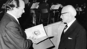 Bürgermeister Karl-Heinz Lüth (links) überreichte Paul Roller den Ehrenbürgerbrief. Foto: /BZ-Archiv/ad