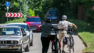 Der Bereich Talstraße/Wernerstraße in Freiberg birgt ein hohes Konfliktpotenzial zwischen Auto- und Radverkehr. Gerade ältere Bürger fühlen sich unsicher und steigen lieber vom Rad ab und schieben. Abhilfe soll eine Fahrradzone schaffen. ⇥ Foto: Martin Kalb