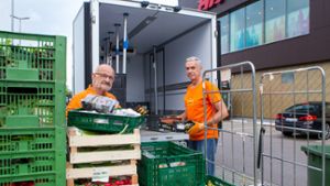 Friedrich Dürr (links) und Wolfgang Hofmann fahren ehrenamtlich für die Bietigheim-Bissinger Tafel. Sie steuern die Supermärkte in der Region an und sortieren schon vor Ort die Waren für den Tafelladen.⇥