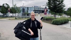 Mit Eishockeyschläger und -tasche posierte Jennifer Joos für ihr Bewerbungsvideo vor der Egetrans-Arena. ⇥