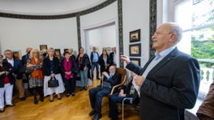 Rudolf Bayer hält die Einführungsrede zur Ausstellung von Moritz Baumgartl „Kosmos“ in der Galerie Bayer in Bietigheim-Bissingen. Bei der Eröffnung war auch der Maler selbst da. Foto: Andreas Essig