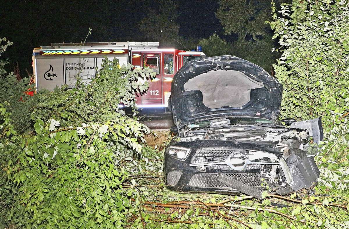 Ludwigsburg: Mercedes kollidiert mit Audi – vier Personen bei Unfall leicht verletzt