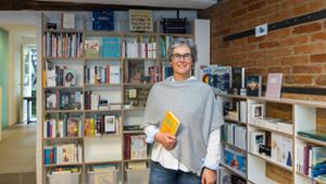 „Lieblingsbuch ist für Menschen auf der Suche nach Geschichten für alle Lebenslagen“, sagt Barbara Knieling, Inhaberin der neuen Buchhandlung in der Pfarrstraße 8.⇥ Foto: Helmut Pangerl