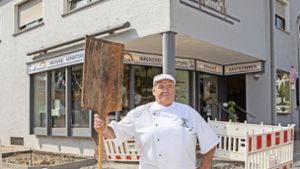 Bäckermeister Klaus Heinerich vor seiner Bäckerei in Großingersheim. Die Bauarbeiten bereiten ihm Probleme. Foto: /Oliver Bürkle