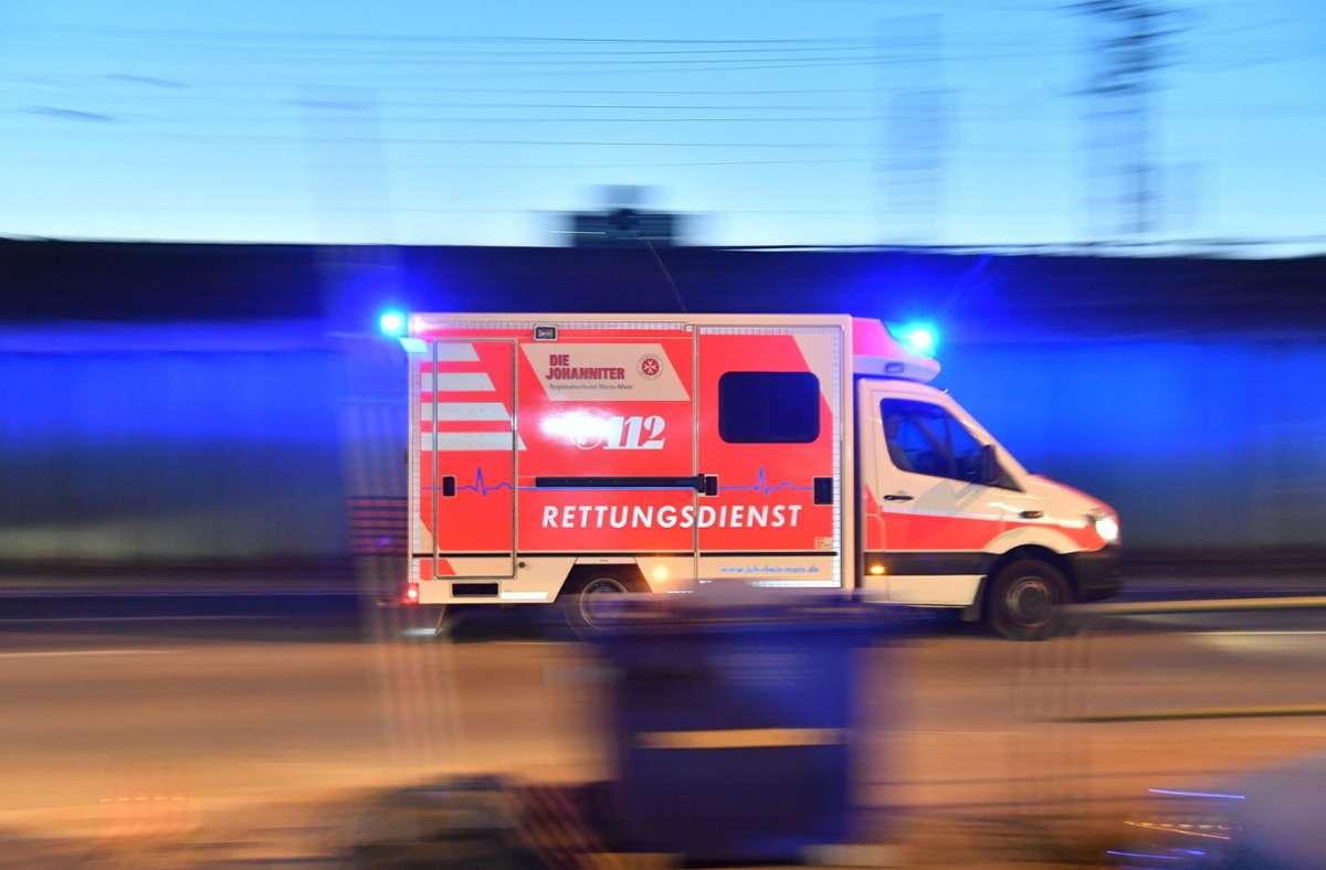 Unfall in Freiberg am Neckar: Fahrschüler stürzt mit Motorrad – schwer verletzt